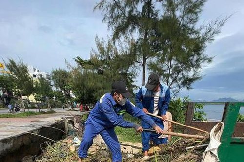 Bão số 10: Thu gom hơn 100 tấn rác ở bãi biển Đà Nẵng, sông Hàn