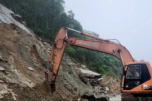 Đà Nẵng: Khẩn trương khắc phục sạt lở, đảm bảo giao thông sau bão