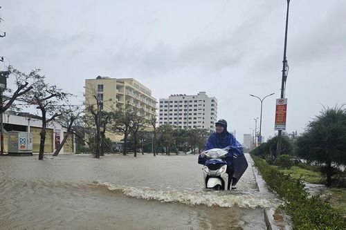 Cửa Lò thiệt hại nặng nề sau bão số 10, hơn 800 nhà dân tốc mái, hàng loạt tuyến phố ngập sâu
