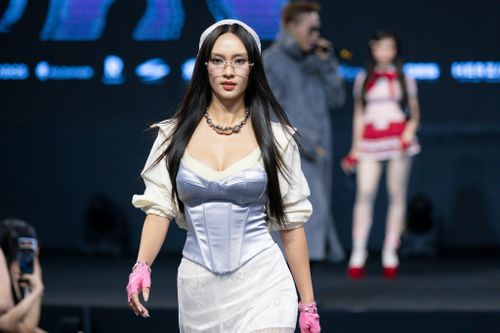 Hàng nghìn người xem những look 'độc lạ' tại Thời Trend Runway