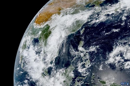 Bão số 10 càn quét đất liền Việt Nam nhìn từ vệ tinh