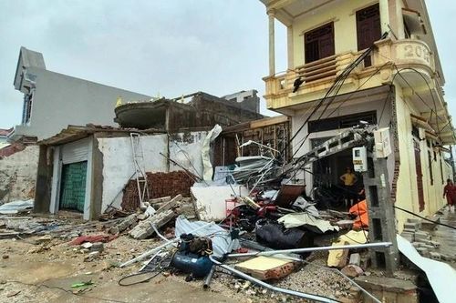 32 người chết và mất tích do bão Bualoi, hơn 100.000 nhà dân tốc mái