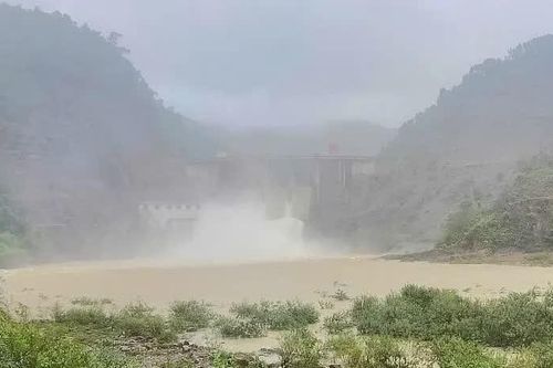 Hà Tĩnh: nhiều hồ chứa xả tràn, ứng phó mưa bão