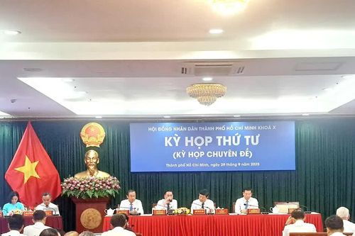 Kỳ họp thứ tư HĐND TP Hồ Chí Minh khóa X: thông qua và bãi bỏ nhiều nghị quyết
