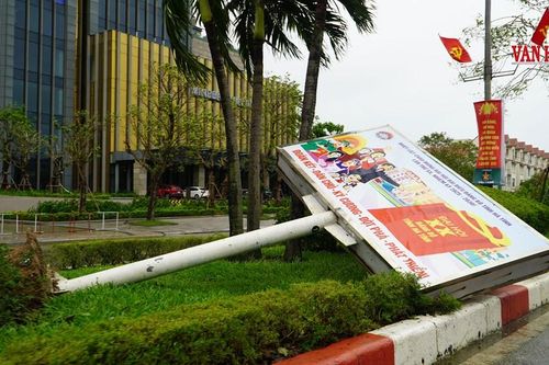 Quân dân Hà Tĩnh ra đường dọn dẹp sau bão số 10 chuẩn bị cho Đại hội Đảng bộ