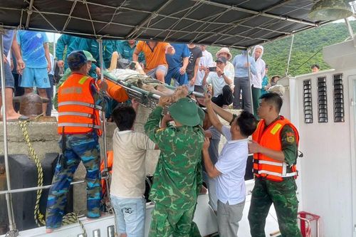 Bộ đội biên phòng hỗ trợ đưa 2 bệnh nhân trên đảo Cù Lao Chàm vào bờ cấp cứu