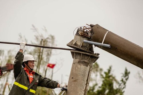 Quảng Tri: Hàng loạt cột điện đổ gãy sau bão số 10
