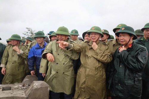 Phó Thủ tướng Trần Hồng Hà kiểm tra sự cố sạt, sập đê biển ở Ninh Bình