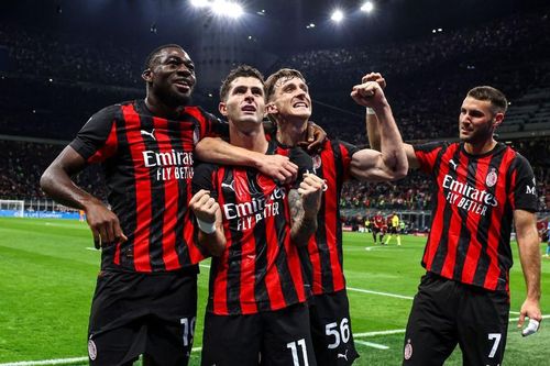 Thắng Napoli với 10 người, AC Milan chiếm ngôi đầu bảng ở Serie A