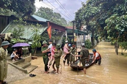 Kịp thời cứu hộ tàu thuyền, người dân gặp nạn trong mưa bão