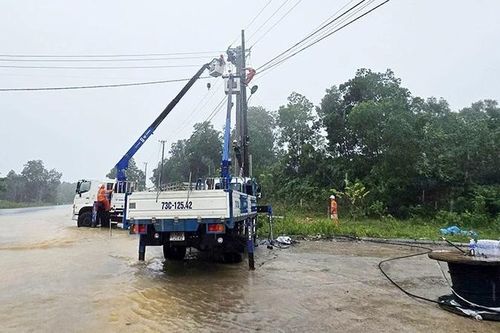 EVNCPC khôi phục cấp điện cho hơn 500.000 khách hàng miền trung sau bão số 10