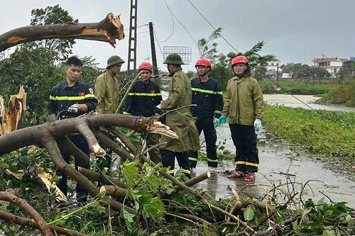 Thanh Hóa: Cứu hộ thuyền trưởng bị bệnh trong mưa bão