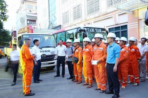 60 công nhân Công ty Điện lực Điện Biên hỗ trợ Hà Tĩnh khắc phục thiệt hại do bão số 10