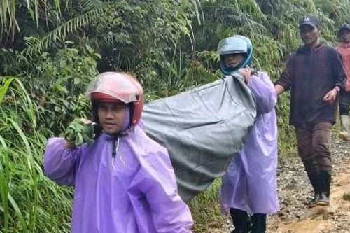 Cán bộ, chiến sĩ Việt Nam vượt đường núi hiểm trở đưa một bệnh nhân người Lào từ bệnh viện về nhà