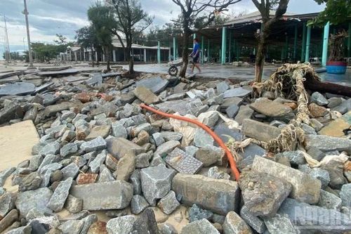 Đường dạo dọc bãi tắm Thuận An-Phú Thuận tiếp tục hư hỏng sau bão số 10