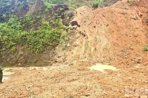 Quảng Trị: Sạt lở đất trên đường Hồ Chí Minh nhánh Tây