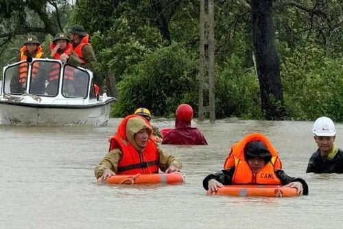 Thanh Hóa: Kịp thời cứu nạn, đưa nhiều người dân ra khỏi vùng nguy hiểm