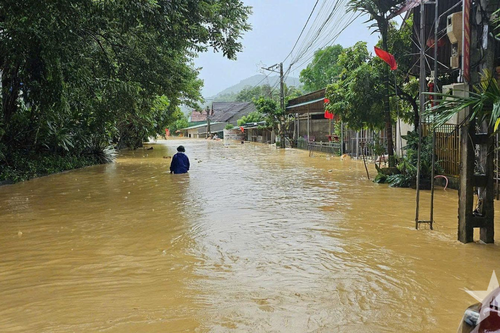 Nhiều địa phương ở Nghệ An và Quảng Ninh bị ngập lụt, chia cắt, lốc xoáy