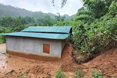 Kịp thời di chuyển 7 hộ dân thôn Arớch, xã Sông Kôn ra khỏi vùng sạt lở