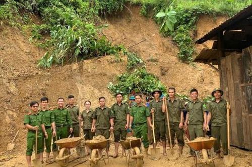 Công an xã Đắc Pring cùng lực lượng chức năng giúp dân khắc phục hậu quả bão số 10