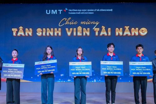 Tân sinh viên nhận học bổng 345 triệu đồng