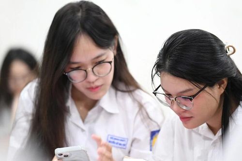 Học sinh Trường THPT Nguyễn Trãi (Hà Nội) biến lớp học thành 'đại tiệc tiếng Anh'
