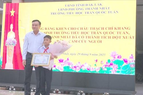 Tỉnh Đắk Lắk tặng bằng khen cho nam sinh lớp 5 dũng cảm cứu bạn trong vụ thảm án