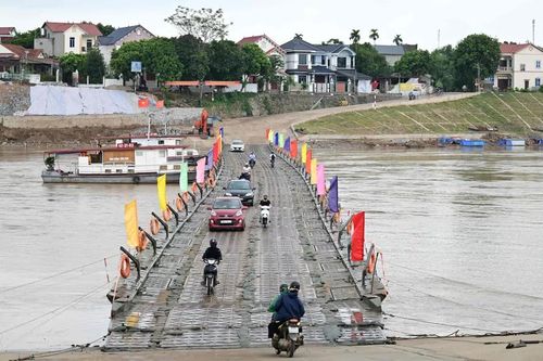 Kết thúc vận hành cầu phao Phong Châu