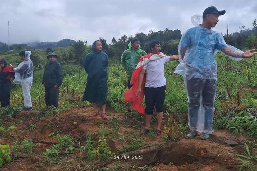 Vụ 'Đồi núi rạn nứt, uy hiếp người dân': Đề xuất hạ taluy ngăn sạt lở