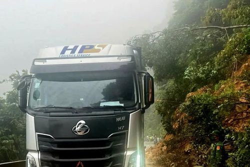 Hà Tĩnh: Thông tuyến Quốc lộ 8A lên cửa khẩu quốc tế Cầu Treo sau sạt lở