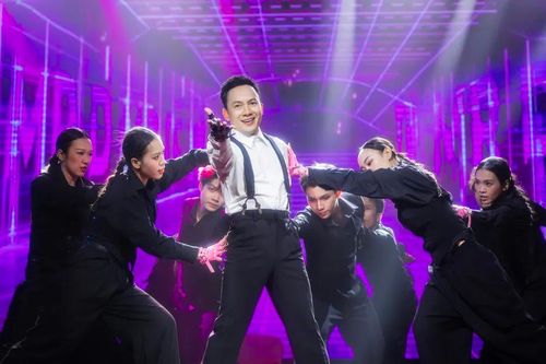 Đinh Tiến Đạt diễn live ca khúc mới trong họp mặt người hâm mộ