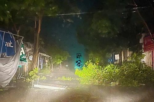 Kịp thời giải cứu 3 người mắc kẹt do nhà trọ tốc mái ở Nghệ An