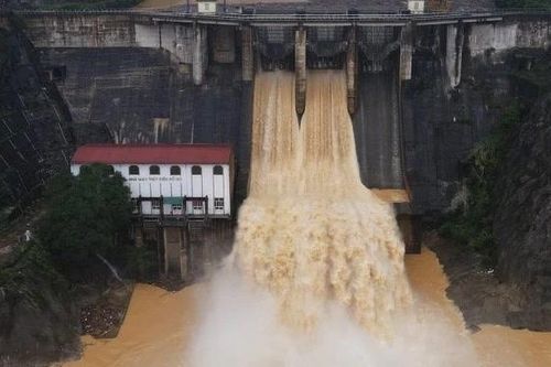 Nước lũ về dồn dập, Thủy điện Hố Hô điều chỉnh lưu lượng xả tràn