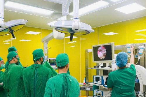 Đau vai nhiều năm, người đàn ông được mổ trị rách sụn viền SLAP, gân trên gai
