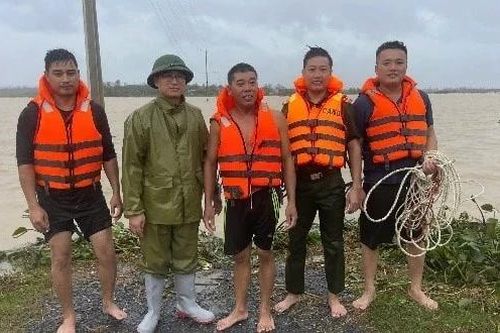 Vượt dòng nước lũ cứu người dân Nghệ An bị mắc kẹt giữa sông
