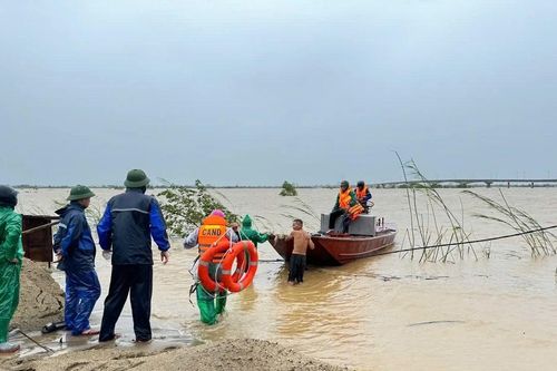 Bất chấp hiểm nguy, kịp thời giải cứu nhiều người dân mắc kẹt trên sông Lam