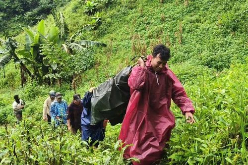 Công an, bộ đội Việt Nam cõng bệnh nhân người Lào vượt rừng về nhà