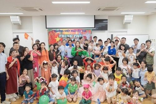 Đầm ấm Tết Trung thu tại Trường Việt ngữ cộng đồng Cây Tre