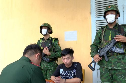Bắt gữ 1 đối tượng truy nã thông qua tiếp nhận công dân từ Campuchia