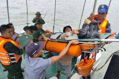Hải đội Biên phòng 2 BĐBP thành phố Đà Nẵng kịp thời đưa 3 người dân đi cấp cứu