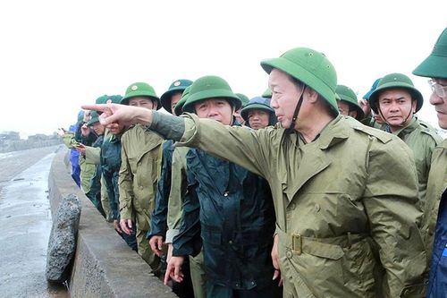 Phó Thủ tướng Trần Hồng Hà kiểm tra công tác ứng phó bão số 10 và khắc phục sự cố sạt lở đê biển ở Ninh Bình