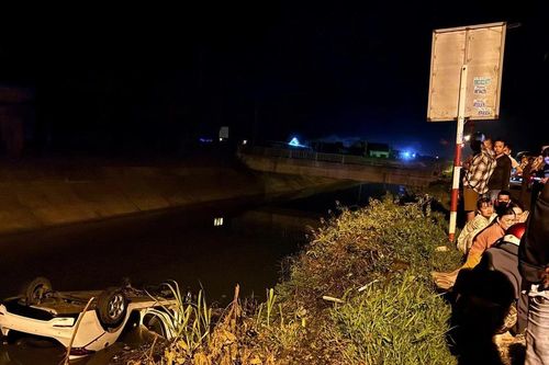 Phát hiện ô tô lật ngửa dưới mương nước, một người tử vong bên trong