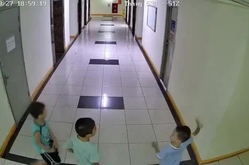 Vụ cháu bé ném dép trúng van nước gây hư hỏng thang máy: Trách nhiệm bồi thường ra sao?