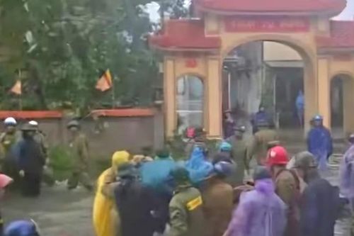 Một Bí thư thôn ở Thanh Hóa bị cây đè tử vong khi đi chống bão