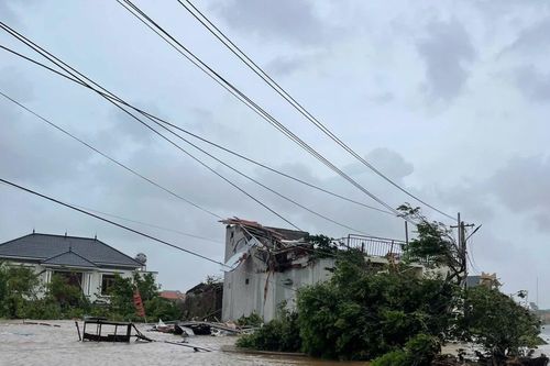 Cảnh tan hoang do giông bão tại Ninh Bình, 27 người thương vong
