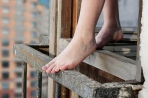 Nam sinh lớp 8 nguy kịch khi rơi từ lầu 2 xuống sân trường