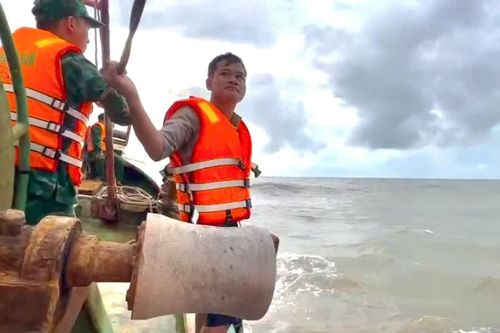 Chìm tàu cá, 2 ngư dân trôi dạt trên biển