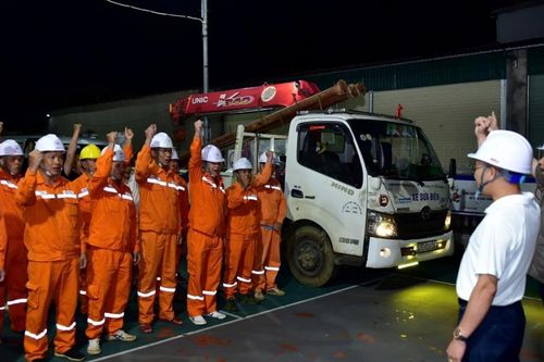 Bão số 10 gây mất điện diện rộng: EVN huy động khẩn cấp lực lượng khắc phục sự cố