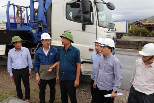 Bí thư Tỉnh ủy Quảng Trị Lê Ngọc Quang thăm, động viên công nhân, kỹ sư EVNCPC khắc phục hậu quả bão số 10