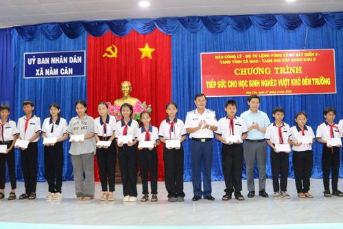 Trao kinh phí xóa nhà tạm, tặng quà học sinh xã Năm Căn